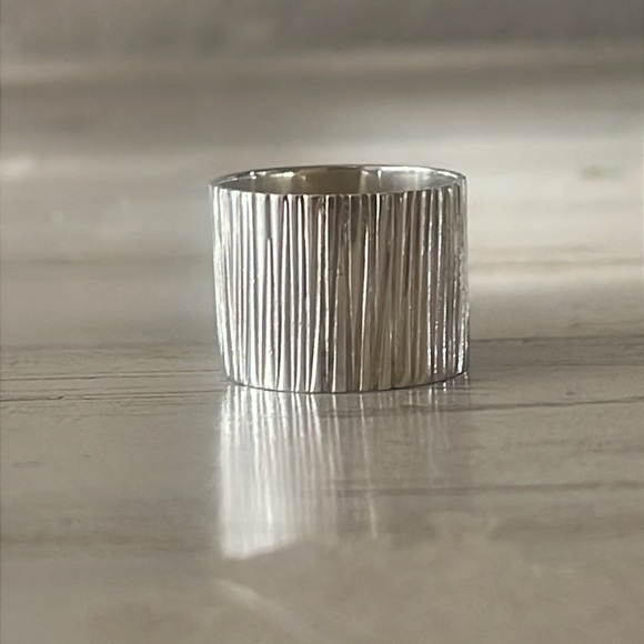Beautiful Anna Beck Textured Sterling Silver Ring. - Picture 2 of 4